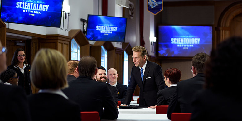 David Miscavige dando adelantos a los directores ejecutivos de las Iglesias de todo el mundo
